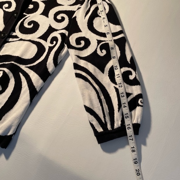 FoxCroft Black/White 3/4 Blouson Sleeve Cardigan Sweater w/Abstract Pattern XS - Picture 4 of 6